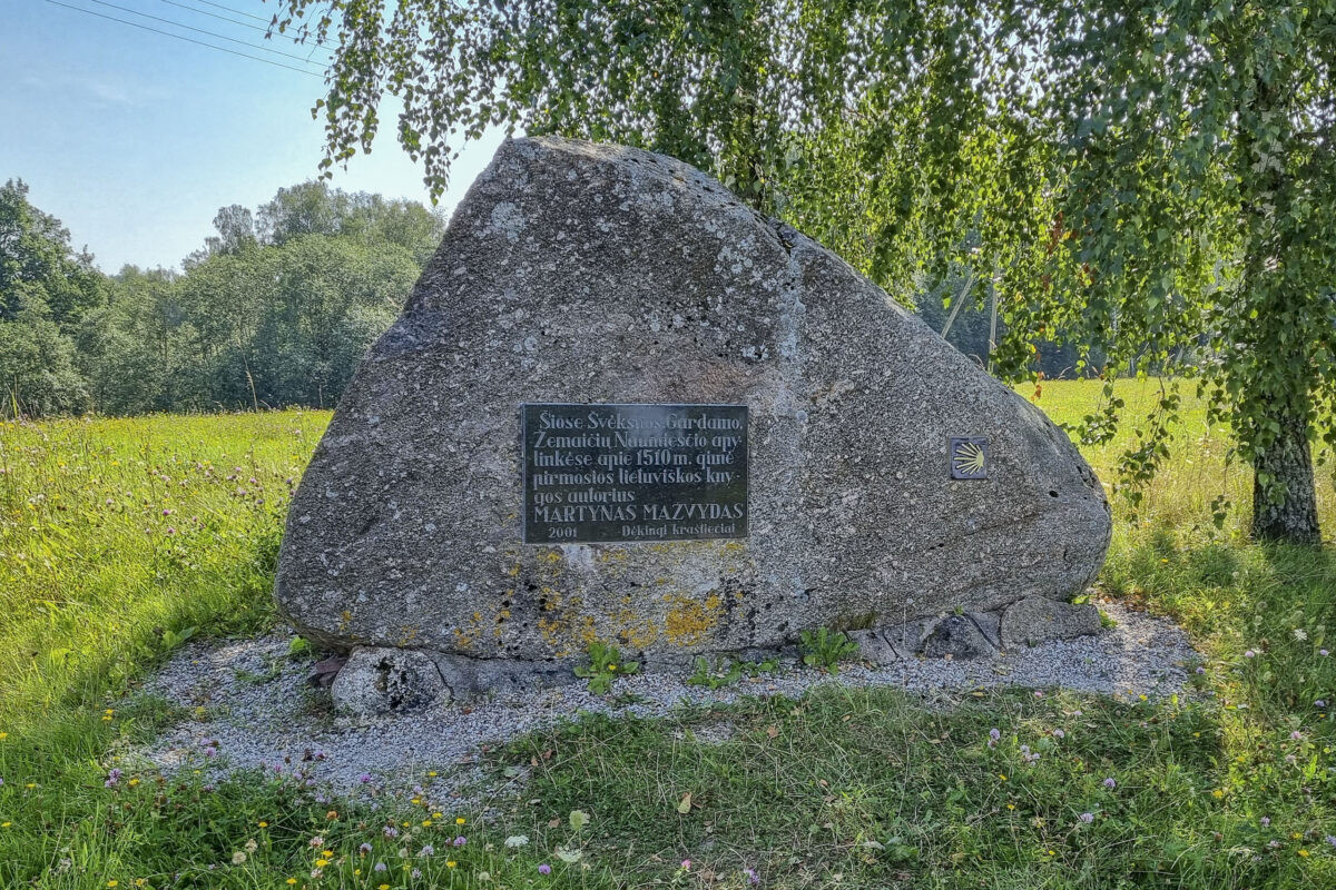Paminklinis akmuo Martynui Mažvydui Laukstėnų kaime