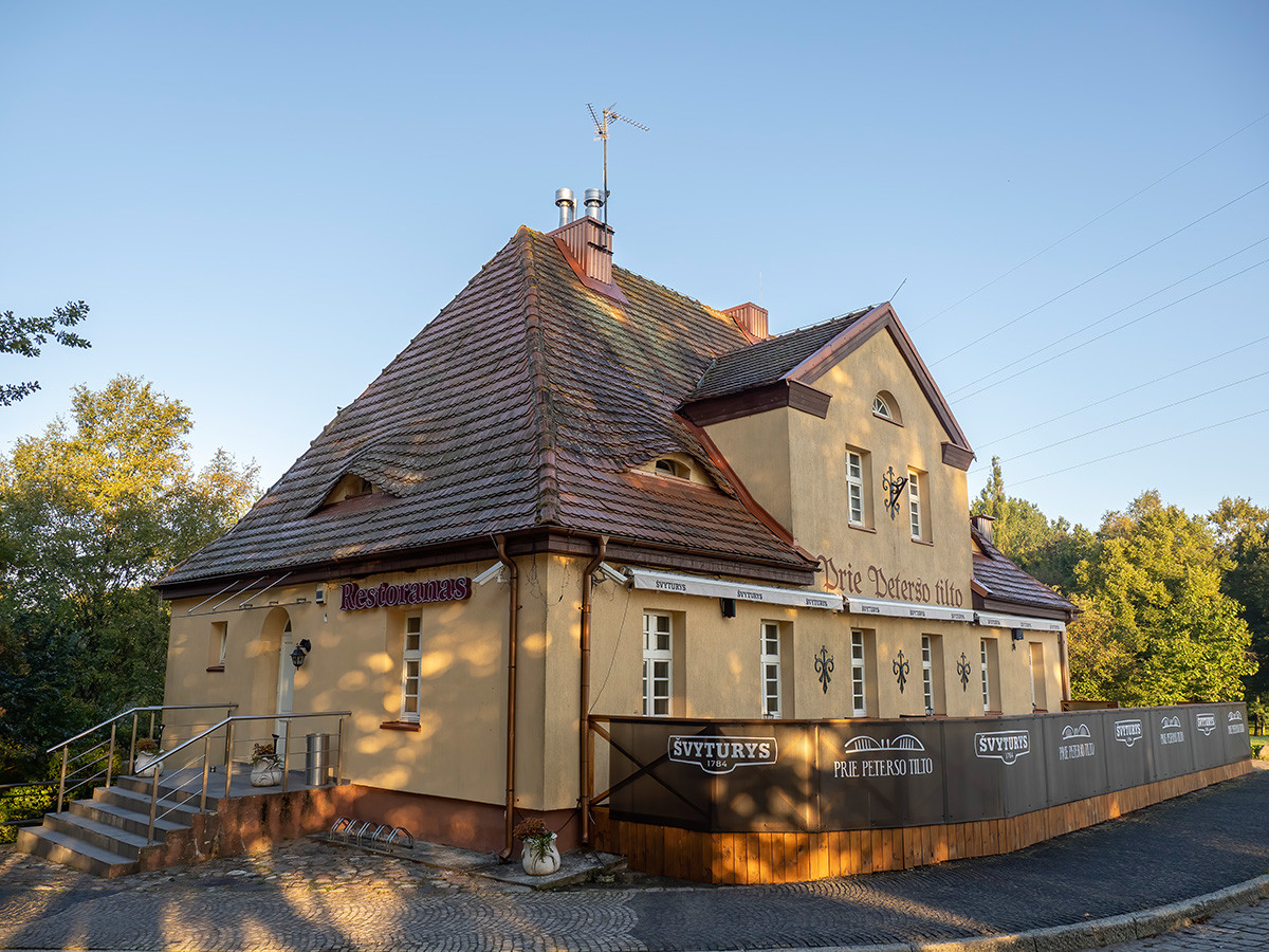Pašto pastatas ir Senojo Peterso tilto liekanos Rusnėje