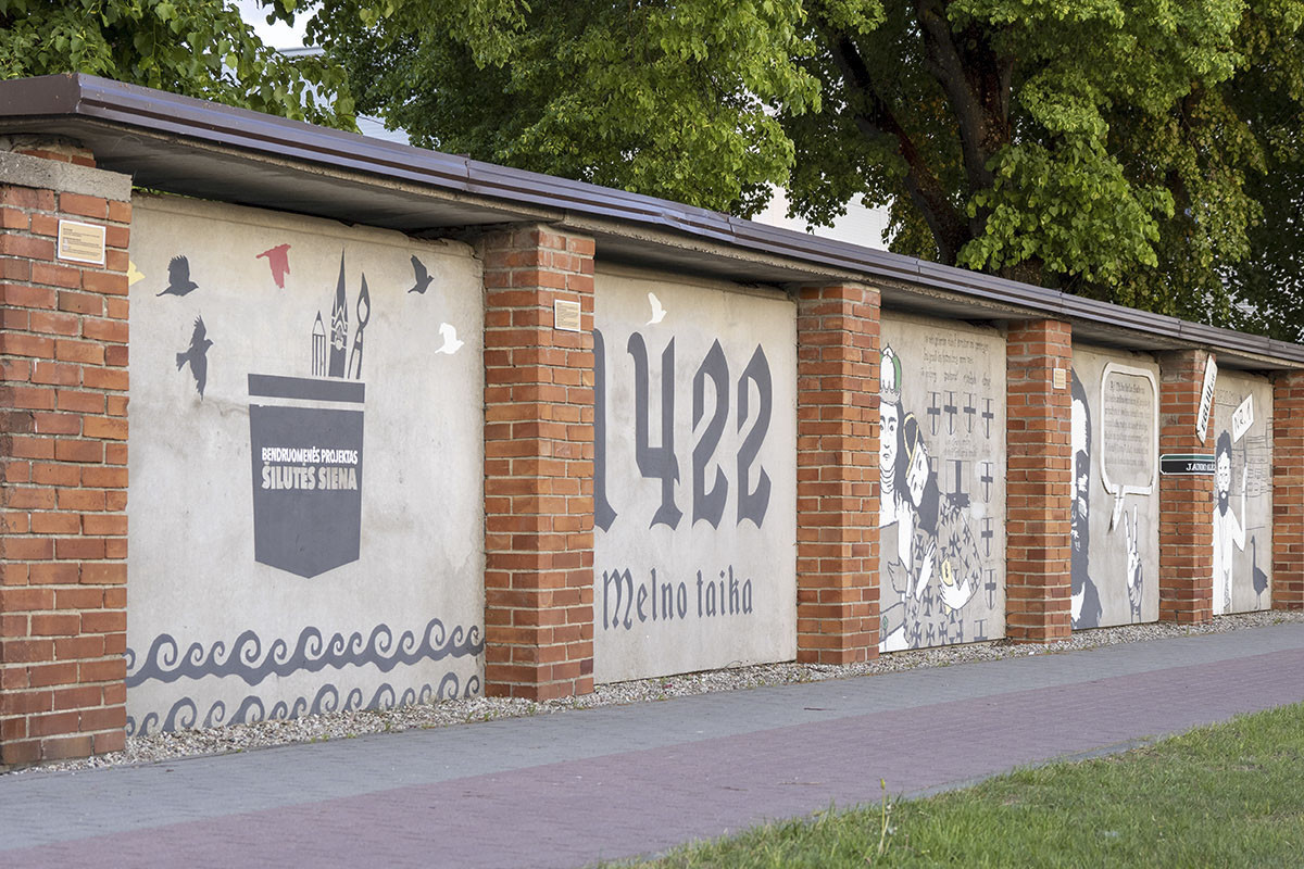 Bendruomeninio projekto „Šilutės siena“ fragmentas su istoriniais piešiniais
