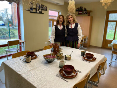 Pažintinės-pramoginės programos „Paprūsės skoniai“ vedėjos pristato tradicinius patiekalus