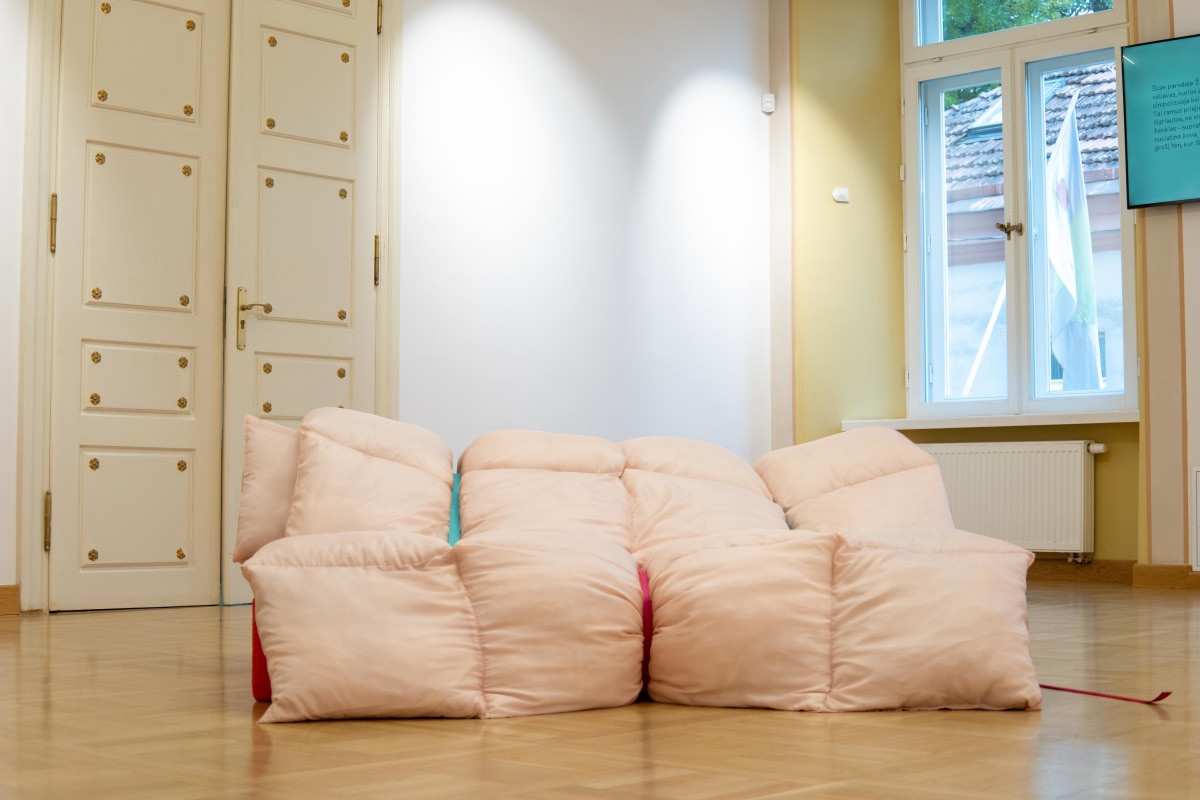 Tarpdisciplininio meno kūrėjų parodos Kintuose plakatas