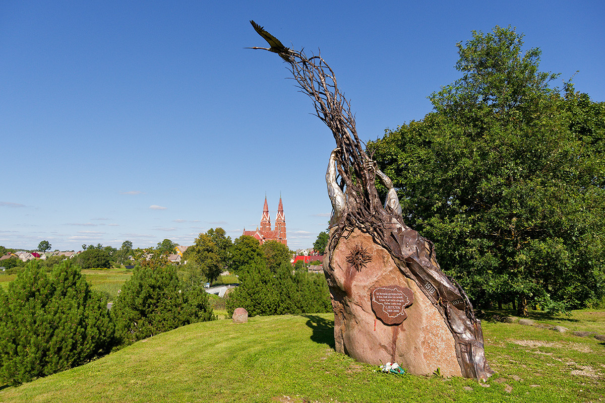 Paminklas gervė šalia Švėkšnos