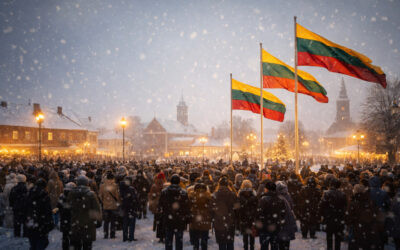 Žmonės susirinkę miesto aikštėje žiemos metu, plevėsuoja Lietuvos trispalvės.