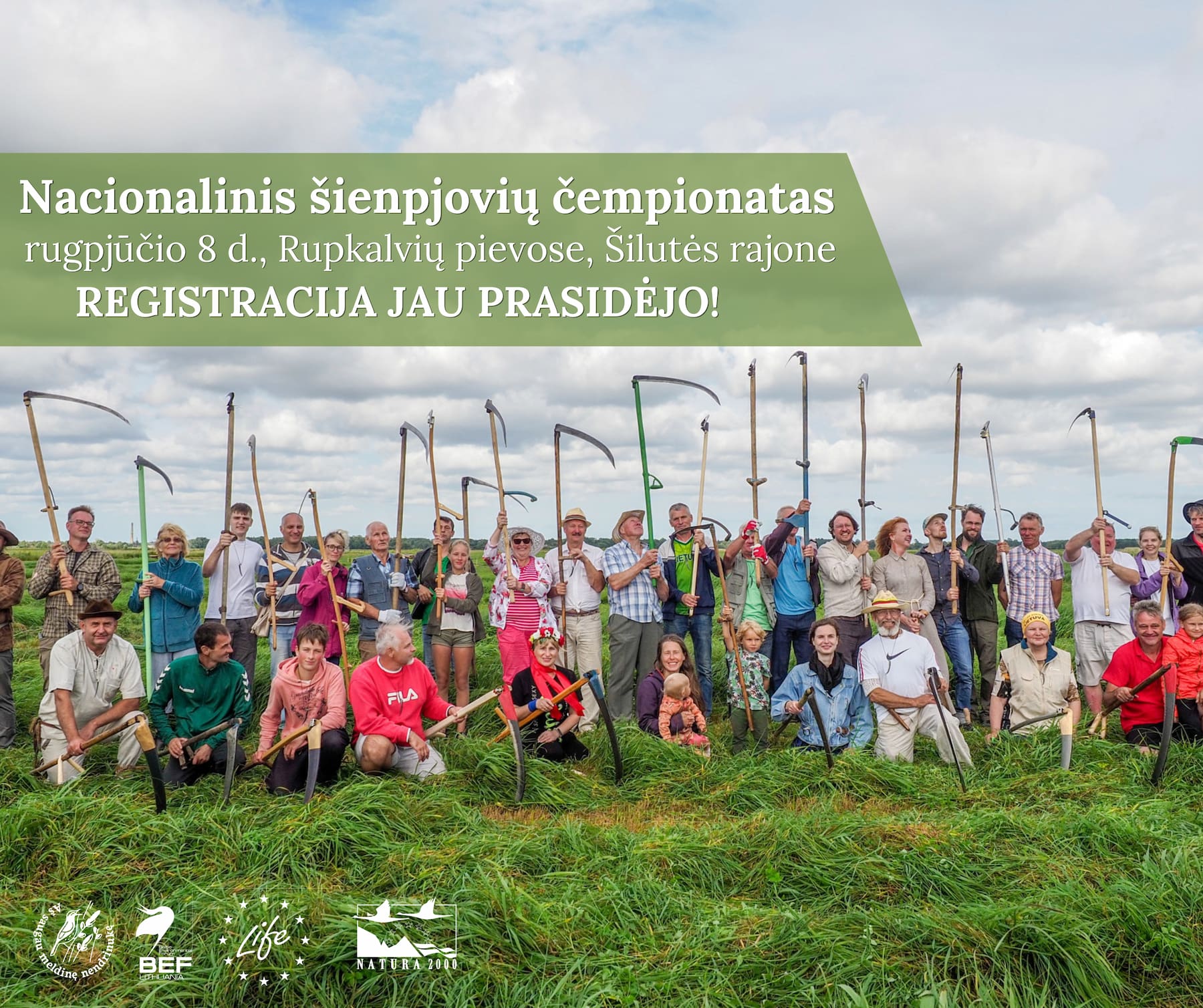 Nacionalinio šienpjovių čempionato dalyviai su dalgiais Rupkalvių pievose Šilutės rajone