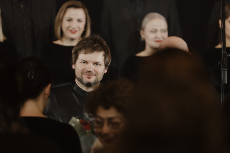 Koncerto akimirka, kurioje matomi scenoje esantys atlikėjai.