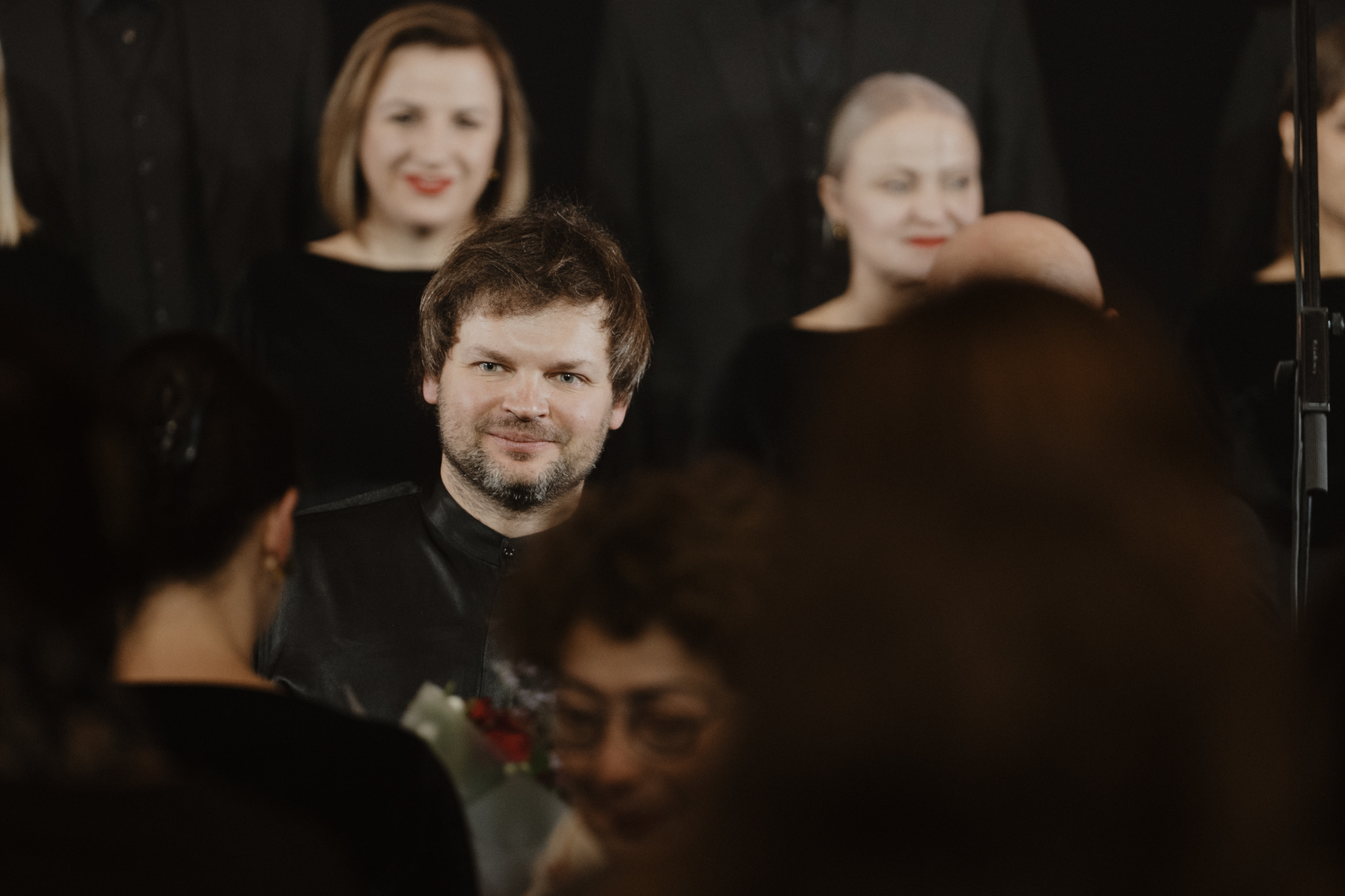 Koncerto akimirka, kurioje matomi scenoje esantys atlikėjai.