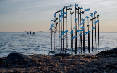 Jolitos Vaitkutės instaliacija iš rankų siluetų Kuršių marių pakrantėje